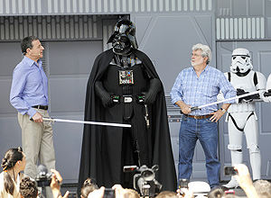 Ator como Darth Vader entre o presidente da Disney, Robert Iger (esq.), e o criador de "Star Wars", George Lucas