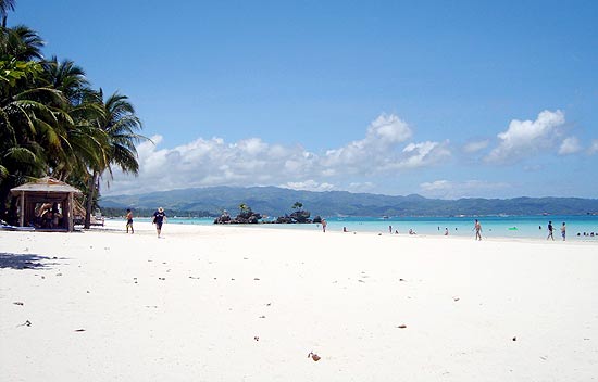 Praia de areia branca na paradisaca ilha de Boracay, nas Filipinas, prxima a rea em que vivem nativos atis