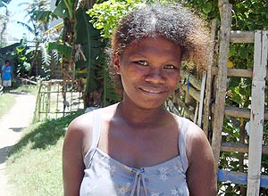 Junto à porta de sua casa, menina membro da etnia ati, povo nativo da ilha paradisíaca de Boracay, mas hoje excluído