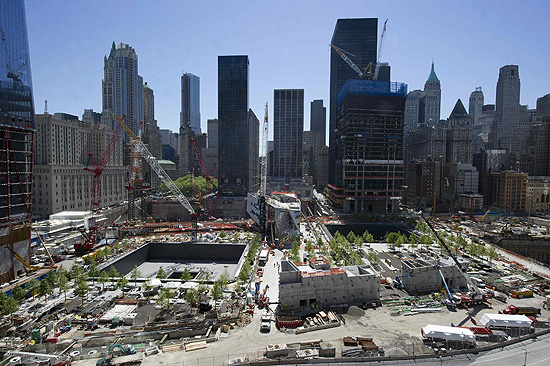 Memorial em construção na área do antigo World Trade Center, na Baixa Manhattan, Nova York; as duas depressões marcam as localizações das torres originais, e serão transformadas em espelhos d´água