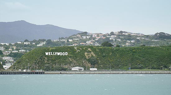 Concepo artstica ilustra como seria a paisagem do aeroporto de Wellington com o letreiro acima dele