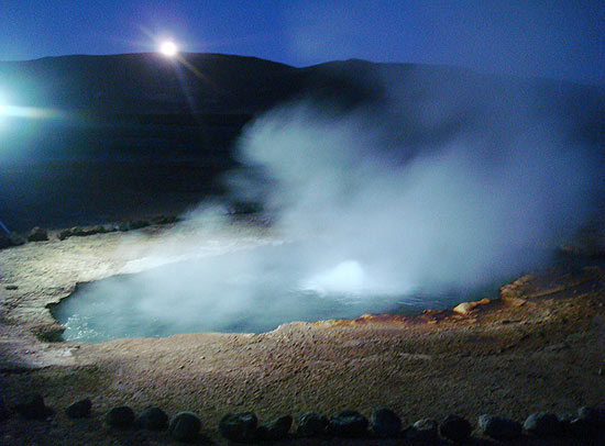 Gêiser do campo de El Tatio jorra água quente e solta coluna de fumaça na madrugada, ainda com a lua no céu Gêiser do campo de El Tatio jorra água quente e solta coluna de fumaça na madrugada, ainda com a lua no céu Foto: Marina Della Valle/Folhapress