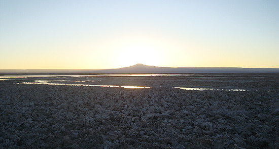 Pôr do sol no salar de Atacama, região que concentra esculturas de sal em uma área de 3.000 quilômetros quadrados