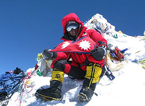 Alipinista nepalês Apa Sherpa, no alto do monte Everest