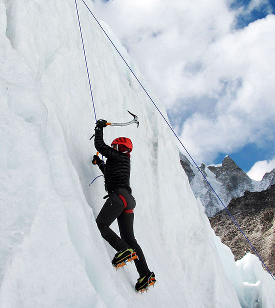 Palestina Suzanne al-Houby, primeira mulher árabe a escalar o monte Everest, durante sua subida