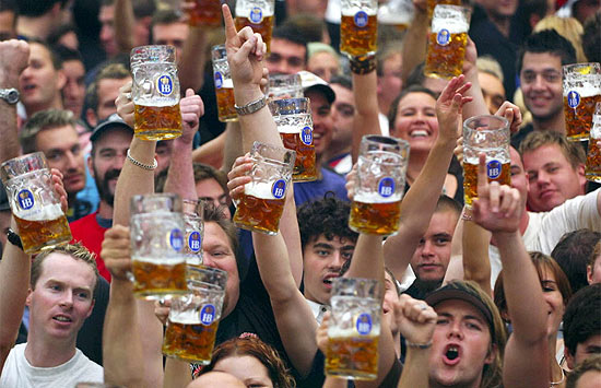 Visitantes brindam na Oktoberfest, em Munique (Alemanha); SP terá primeira edição do evento