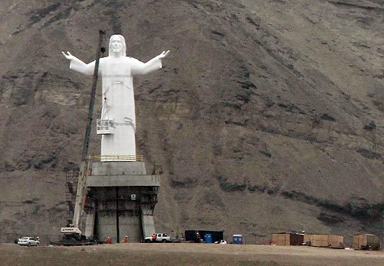 O Cristo do Pacfico, no litoral de Lima, Peru; iniciativa do presidente Alan Garcia
