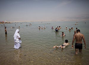 Israelenses e turistas aproveitam fim de semana no mar Morto
