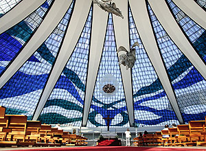 Interior da Catedral Metropolitana de Nossa Senhora Aparecida, criada pelo arquiteto Oscar Niemeyer