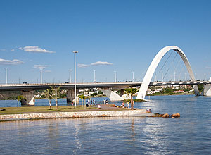 Ponte Juscelino Kubitschek, que liga o Lago Sul, Paranoá e São Sebastião à parte central do Plano Piloto de Brasília