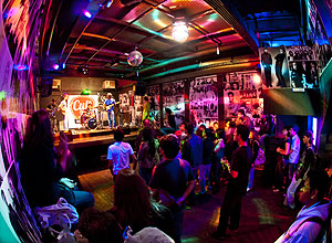 Clientes assistem a show de rock no bar Cult 22, Lago Norte