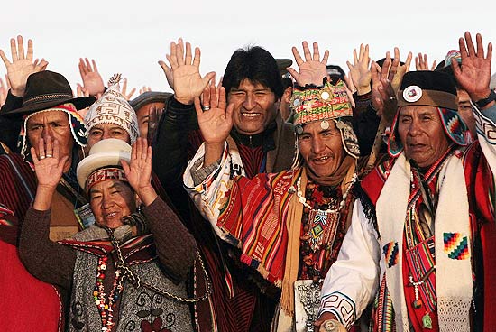 Um grupo de indgenas aimars bolivianos, com o presidente do pas, Evo Morales (no centro, atrs