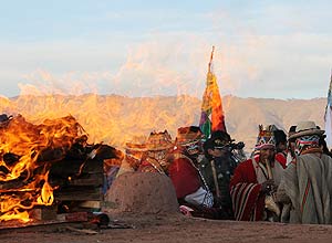Com fogo, grupo de indgenas aimars bolivianos celebram a cerimnia do "Retorno do Sol", no mtico ano de 5519