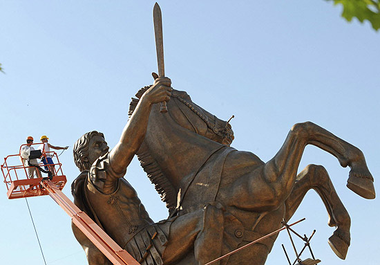 Italianos finalizam estátua de Alexandre Magno em seu cavalo Bucephalus, antes de ser montada no pedestal