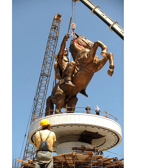 Guindaste coloca esttua de 12 m de altura de Alexandre Magno sobre pedestal de 10 m, na capital da Macednia