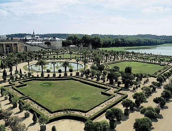 Desenho geomtrico de trilhas e arbustos  caracterstica dos jardins de Versalhes