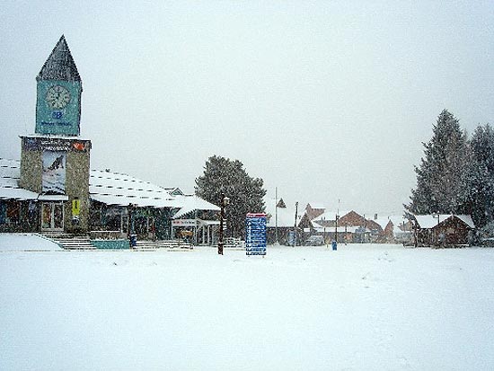 Neve começa a cair em Bariloche, e destino retoma a normalidade aos poucos