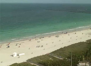 Imagem de webcam em site de órgão turístico de Miami, em South Beach, entre as ruas Ocean Drive e 1st Street