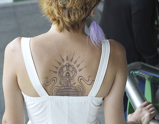 Turista mostra sua tatuagem de Buda, em Bancoc, Tailândia