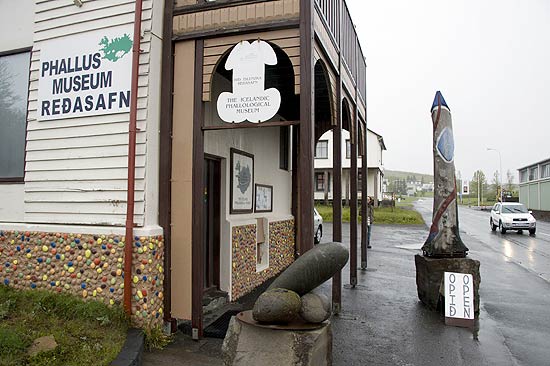 Gigante pênis de pedra fica na entrada do Museu do Pênis, na Islândia