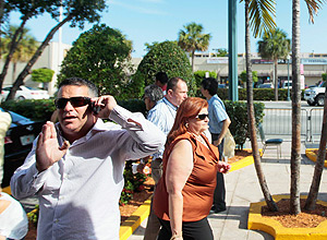Pessoas em frente ao restaurante cubano em Miami Versailles