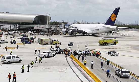 O Airbus A380-800, da Lufthansa, no aeroporto de Miami