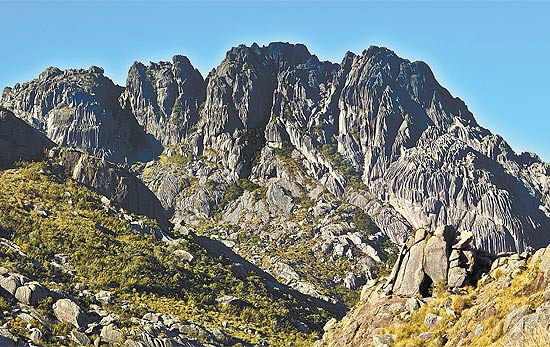 Pico das Agulhas Negras, com 2.792 m,  6 mais alto do pas, entre formaes rochosas na parte alta do parque