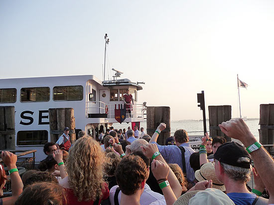 Ator aguarda entrada de público em barco rumo a uma simulada "invasão à França" de peça de Shakespeare