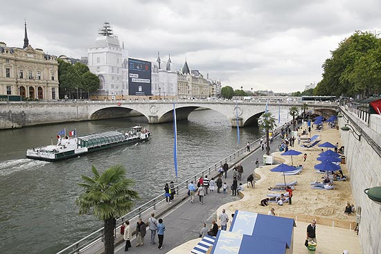 Parisienses e turistas aproveitam praia artificial junto ao rio Sena