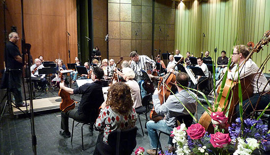 Maestro austraco Roberto Paternostro conduz ensaio de orquestra israelense, em Bayreuth, sul da Alemanha