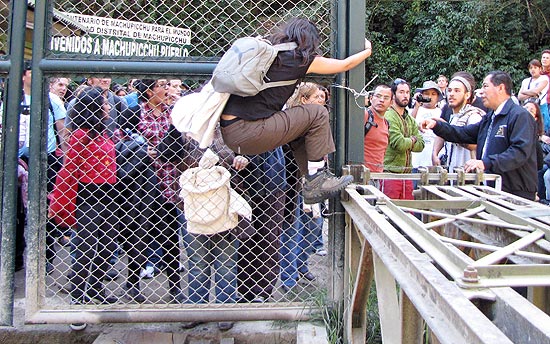 Entre estrangeiros descontentes, turista tenta saltar bloqueio para a entrada a Machu Picchu, no Peru