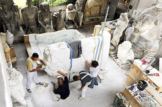 Artistas trabalham em cpia da esfinge de Hattusa; nova verso ser exposta em outubro na Alemanha