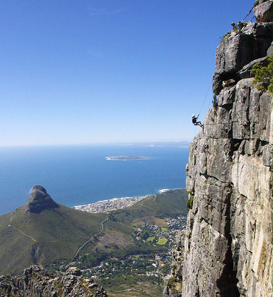 Na Cidade do Cabo, África do Sul, aventureiro desce abismo de 112 metros Abseil Africa, na Table Mountain