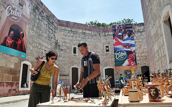 Visitantes em Feira Internacional de Turismo en Havana (Cuba)