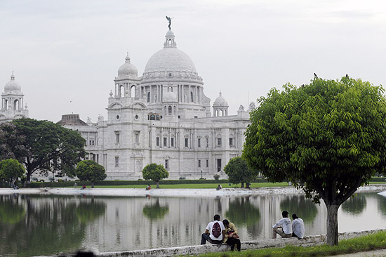 Casal observa o Memorial Victoria em Calcutá