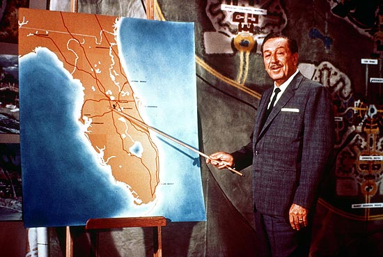 Walt Disney mostra mapa da Flórida ao anunciar planos de construir a Disney World em Orlando