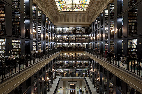Interior da Biblioteca Nacional, no centro do Rio de Janeiro; construo foi iniciada com a vinda da famlia real portuguesa ao Brasil