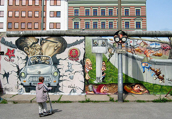 Pedaço do muro de Berlim coberto por obras de artistas; trecho hoje é conhecido como East Side Gallery