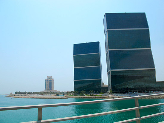 Prdio em zigue-zague na sada de Doha; capital do Qatar tem construes de arquitetura arrojada