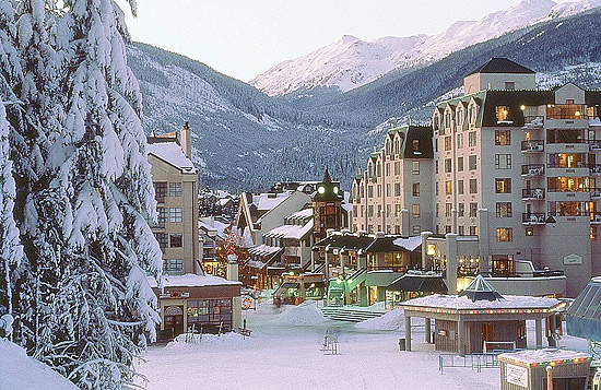 Vista dos hotis e do comrcio da vila de Whistler, estao de esqui no oeste do Canad