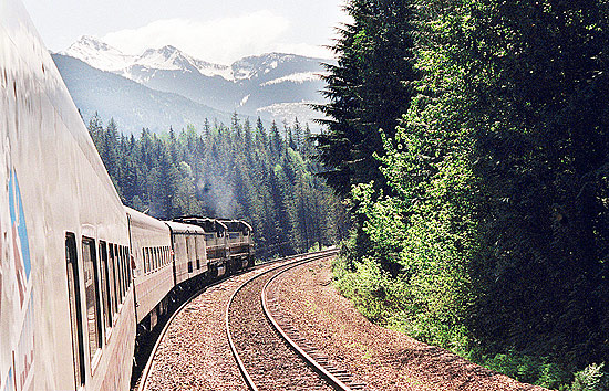 Paisagem vista a partir de trem que sai de Vancouver e atravesa as Montanhas Rochosas