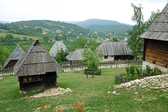 Construções de madeira da vila de Sirogojno, localizada no monte Zlatibor