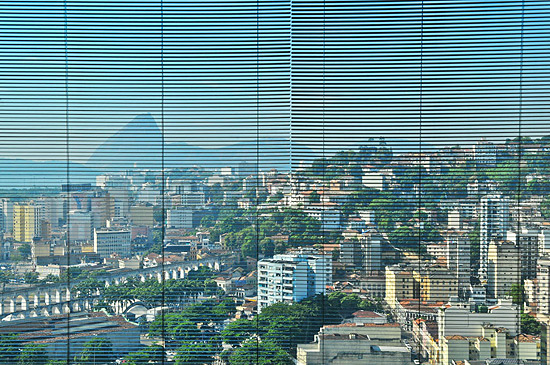 Lapa, Santa Teresa e Pão de Açúcar vistos da janela de um escritório no Centro do Rio