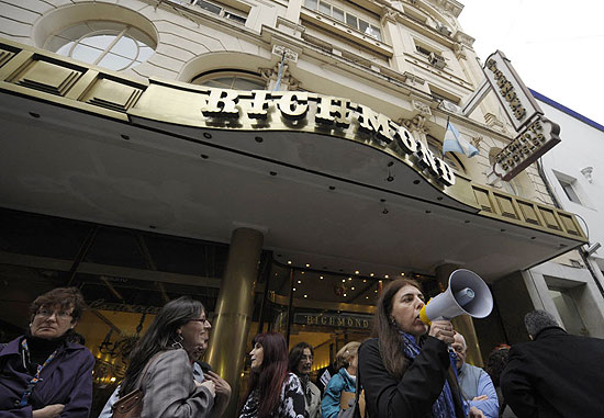 Frequentadores do Richmond protestam contra o fechamento do café em Buenos Aires