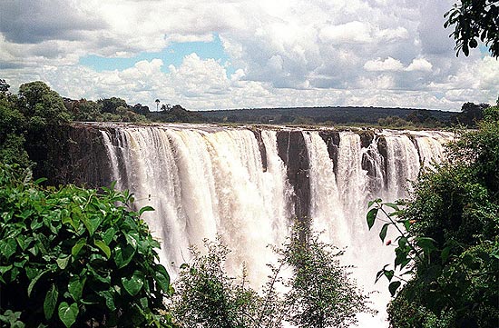 Vista parcial das cataratas Vitória, uma das três maiores do mundo, na cidade de Victoria Falls, no Zimbábue
