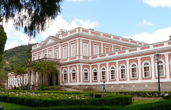 Fachada do Museu Imperial, em Petrópolis (RJ); museu recebeu doação de roupas do séc. 19