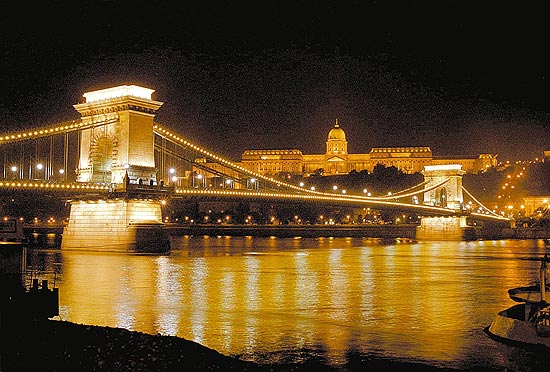 Rio Danbio com vista da ponte Szchnyi e do Palcio Real iluminados, em Budapeste