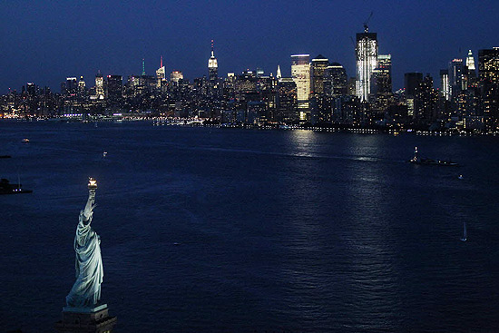 Vista noturna da cidade de Nova York, palco dos atentados de 11/9