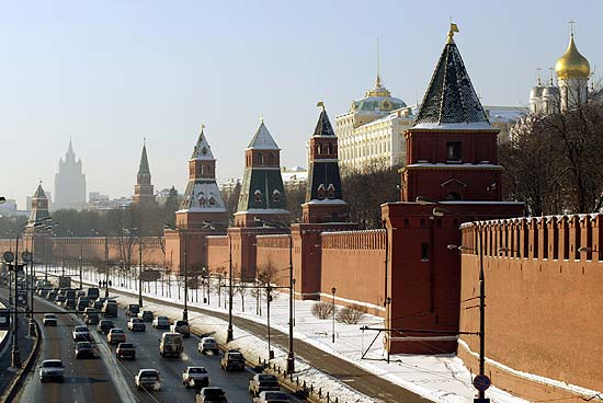 Os muros do Kremlin, associado ao poder da Rssia desde o sculo 12; construo est localizada s margens do rio Moscou 