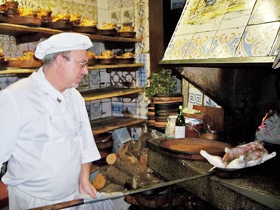 Forno do restaurante Casa Botín, em Madri; local é considerado o restaurante mais velho do mundo